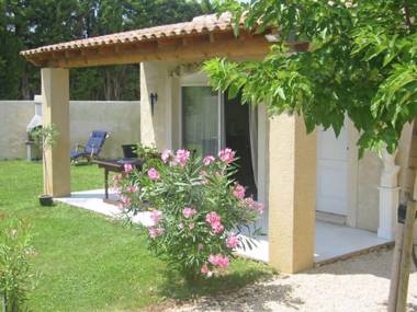 Cozy cottage with fenced pool in a quiet area and 30 km from the Mont Ventoux