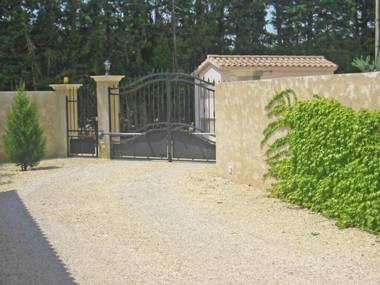 Cozy cottage with fenced pool in a quiet area and 30 km from the Mont Ventoux