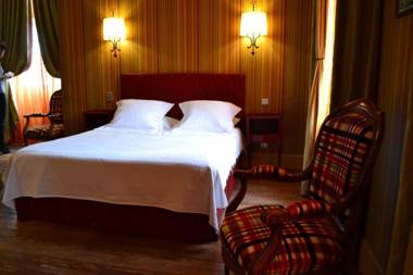 Demeure Saint Louis cité 10mn à pieds piscine chauffée Clim AC Parking privé