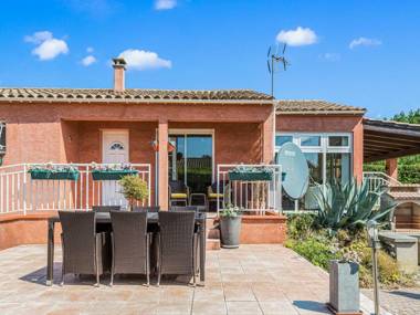 Tasteful Villa in Cambieure with bubble bath
