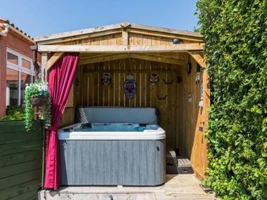 Tasteful Villa in Cambieure with bubble bath