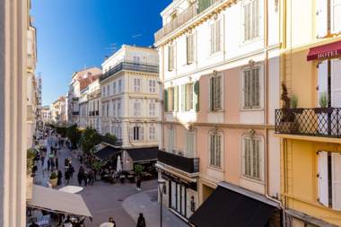 Centrally located modern 2 Bed apartment in Cannes with aircon and high ceilings and modern design 696