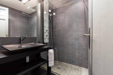 Centrally located modern 2 Bed apartment in Cannes with aircon and high ceilings and modern design 696