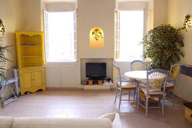 Very charming studio apartment on port in Cannes a short walk to Palais with Aircon and internet 411