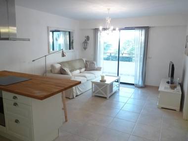 Elegant two bedroom apartment with modern design and terrace close to beaches and Cannes center 546