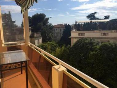 Pleasant 2 Bed Apartment in the calm Palm Beach area of Cannes with beaches nearby on all sides 1525