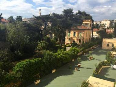 Pleasant 2 Bed Apartment in the calm Palm Beach area of Cannes with beaches nearby on all sides 1525