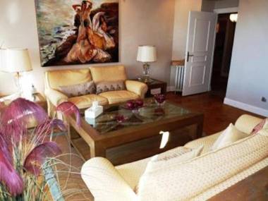 Charming 2 bedroom apt in Central Cannes walking distance to beaches Croisette and the Palais 678