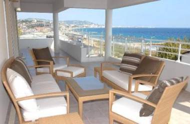 Stunning three bedroom apartment on seafront in Cannes with panoramic sea views 399