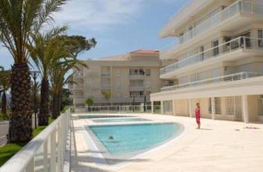 Stunning three bedroom apartment on seafront in Cannes with panoramic sea views 399