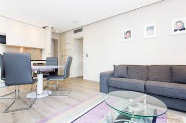 1 bedroom in front of the Palais!