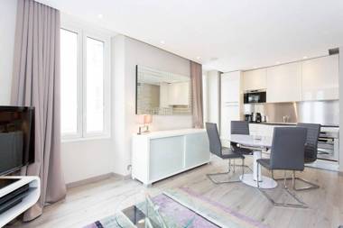 1 bedroom in front of the Palais!