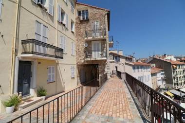 1 bedroom Suquet 6 min from the Palais balcony city & port view 220