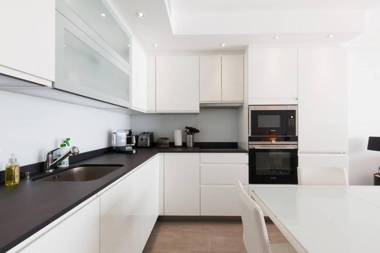 On la Croisette: luxe 2 bedrooms/ 2 baths