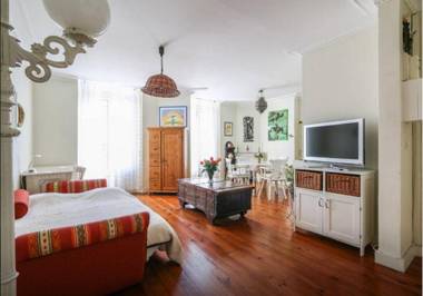 Provencal Style and Large 1 Bedroom Rue Florian