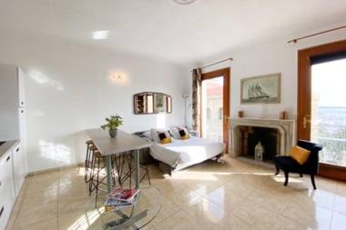 Quai St Pierre 2 bedrooms apt with sea view