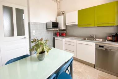 Felix Faure 1mn walking to le Palais 6 people