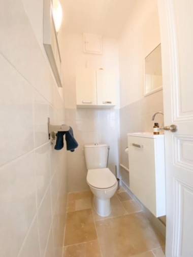 Felix Faure 1mn walking to le Palais 6 people