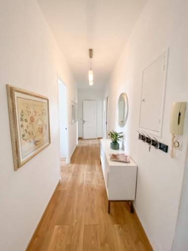 Felix Faure 1mn walking to le Palais 6 people