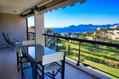 Magnificent two-bedroom apartment with sea view