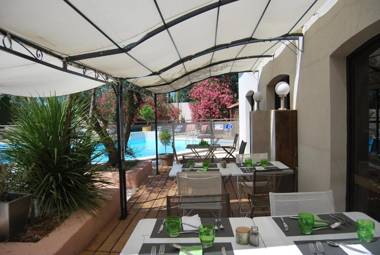 Les Aubuns Country Hotel