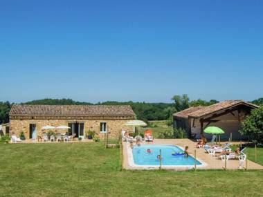 Lovely Holiday Home in Biron with Swimming Pool