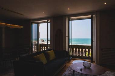 HORIZON KEYWEEK Beachfront Duplex with Parking in Biarritz Center