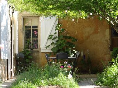 Chambres & Tables d'Hôtes L'Ostal de Pombonne