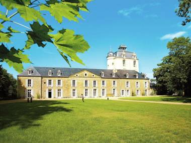 Nice apartment in a castle not far from the Breton beaches