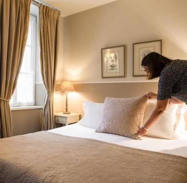 Hôtel Restaurant Les Ormes The Originals Relais (Relais du Silence)