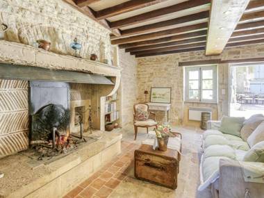 Lovely Farmhouse in Talon with Fireplace