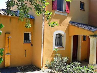 Cosy Holiday Home in Arles with Pool