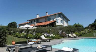 MAISON PISCINE JARDIN CALME PROCHE BIARRITZ PLAGE et GOLFS