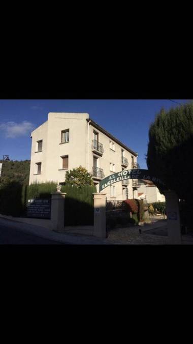 Hébergements à La Rive Accueil ouvert tous les jours jusqu'à 20h00 dernier délai depuis 29 ans ! Réserver ici svp ! Merci ! Aucun règlement à distance accepté Paiement par CB Espèces Chèque ou Chèques-Vacances impérativement à la remise des clefs !