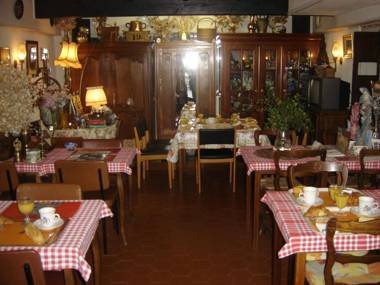 Hébergements à La Rive Accueil ouvert tous les jours jusqu'à 20h00 dernier délai depuis 29 ans ! Réserver ici svp ! Merci ! Aucun règlement à distance accepté Paiement par CB Espèces Chèque ou Chèques-Vacances impérativement à la remise des clefs !