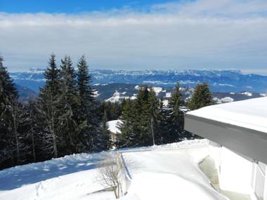 Appartement de 3 chambres avec piscine partagee balcon et wifi a Allevard