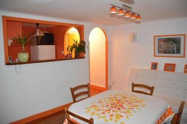 Volets Bleus et Briques Rouges