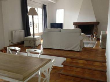 Holiday villa near Narbonne-Plage fenced private swimming pool and view of a lake