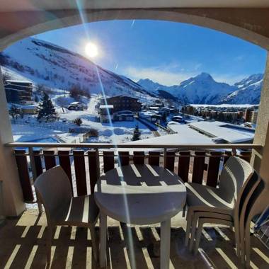 Au pied des pistes avec panorama sur les montagnes