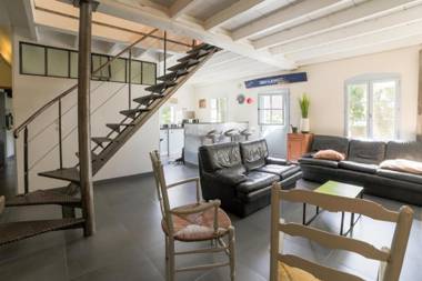 Petite maison de pêcheur moderne avec terrasse