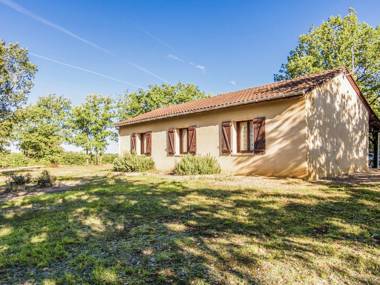Modern Holiday Home in Salignac-Eyvigues with Swimming Pool
