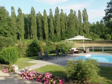 Unique Holiday Home with Pool in Combreux Centre