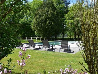 Unique Holiday Home with Pool in Combreux Centre