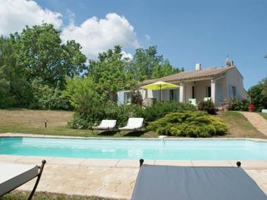 Provencal villa with heated private pool and panoramic views 2 km from village