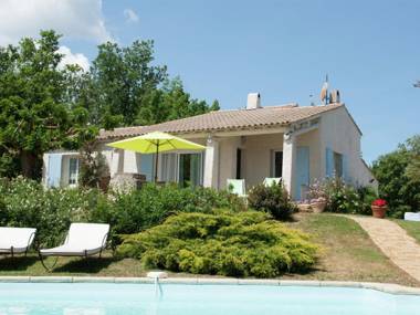 Provencal villa with heated private pool and panoramic views 2 km from village