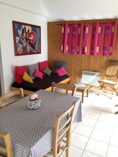 Chalet de 2 chambres avec jardin clos et wifi a Berville