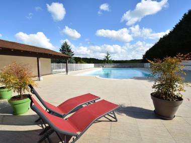 Quaint Holiday Home in Faverolles with Pool and Pond