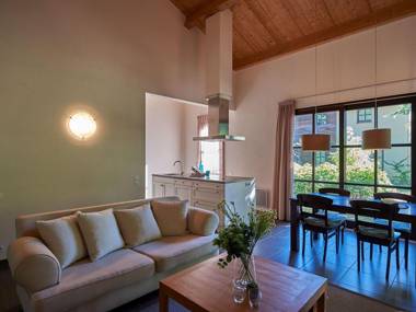 Luxurious ground-floor villa on castle estate with fireplace