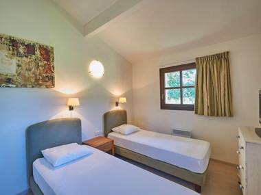 Luxurious ground-floor villa on castle estate with fireplace