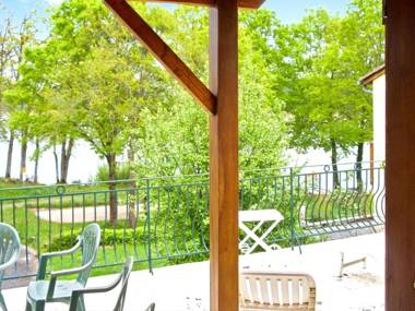 Chalet de 3 chambres avec vue sur le lac piscine partagee et jardin amenage a Saint Gerons a 1 km de la plage